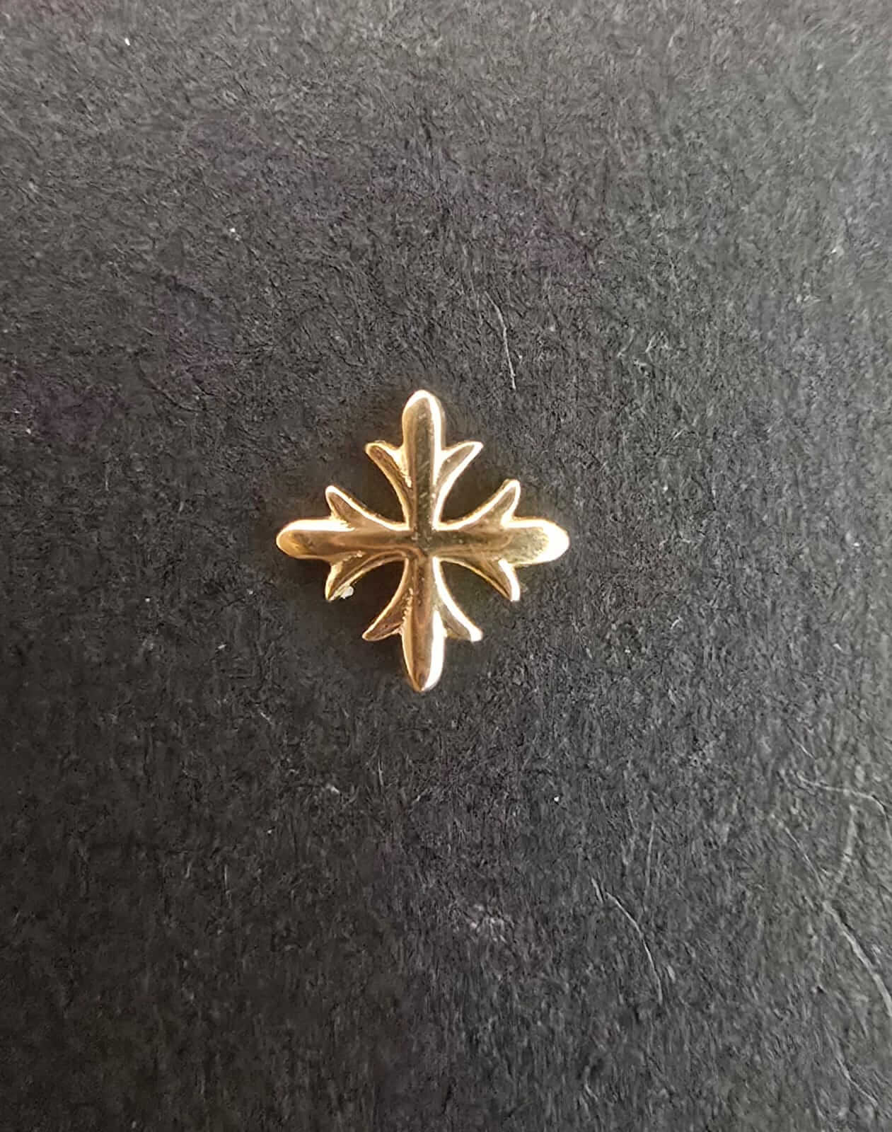 Charm dental cruz oro 18k – Gema dental GlowGems