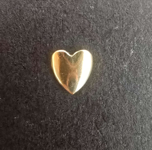 Charm dental de oro 18k con diseño de corazón. Brillo, seguridad y elegancia GlowGems para sonrisas únicas.