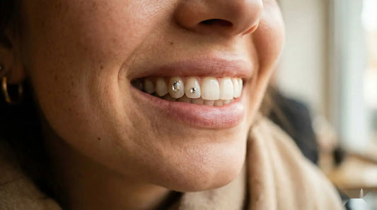 Detalle macro de gema dental brillante aplicada sobre diente natural