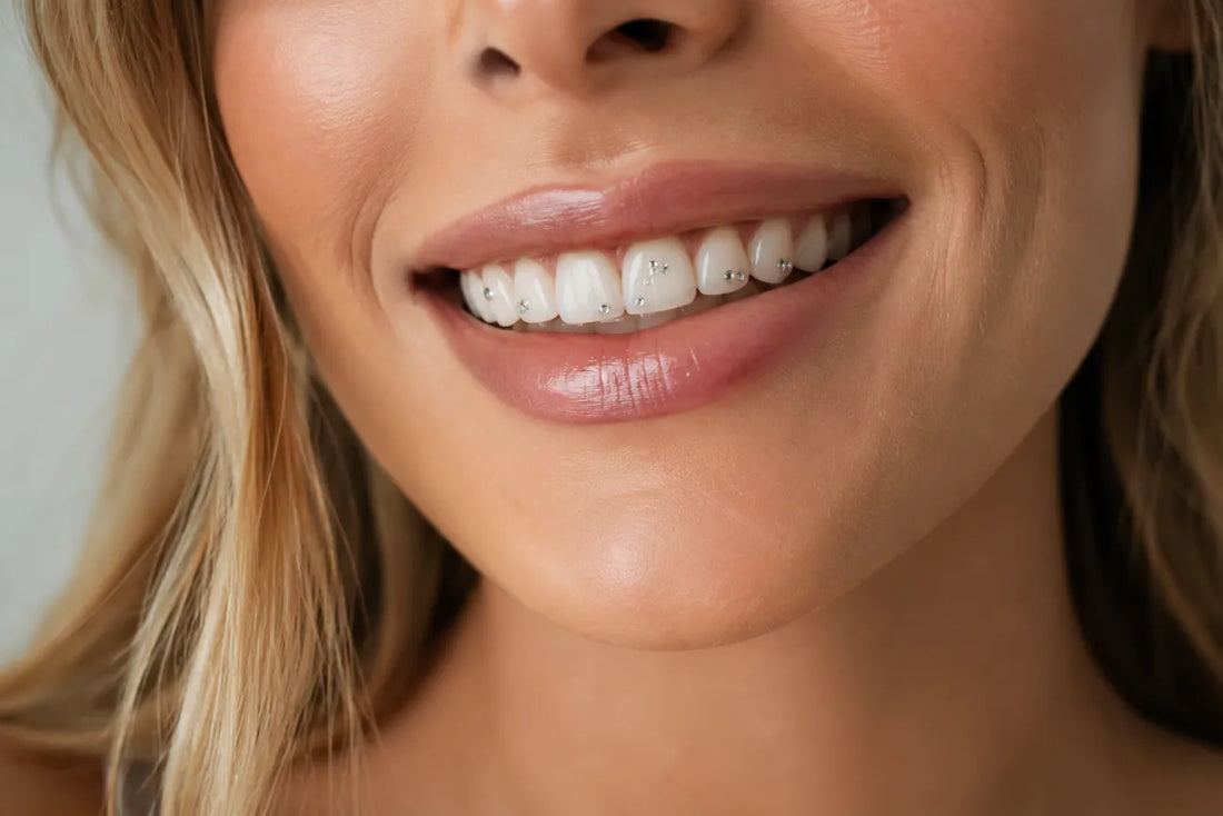 Sonrisa natural con varios brillantes en los dientes colocados con una composición elegante de tooth gems.
