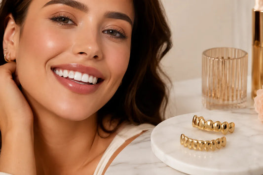 Comparativa visual entre tooth gems minimalistas y grillz dorados en estudio beauty premium