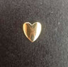 Charm dental de oro 18k con diseño de corazón. Brillo, seguridad y elegancia GlowGems para sonrisas únicas.